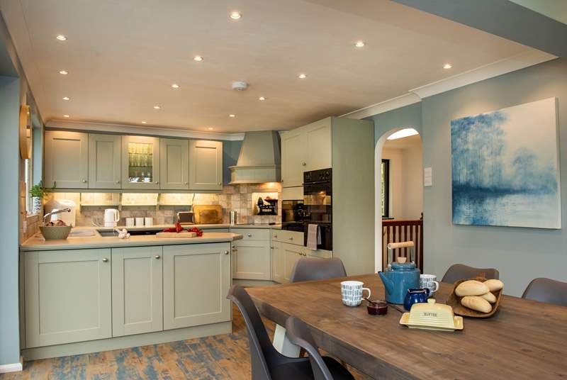 The kitchen/dining-room is light and spacious, perfect for cooking and dining with friends or family.