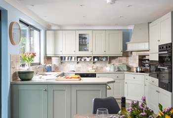 The kitchen/dining-room is light and spacious, perfect for cooking and dining with friends or family.