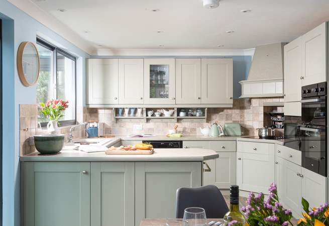 The kitchen/dining-room is light and spacious, perfect for cooking and dining with friends or family.