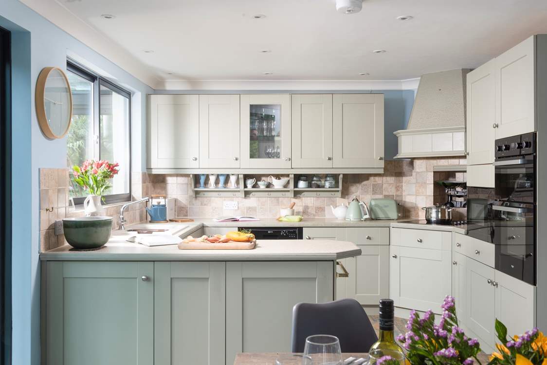 The kitchen/dining-room is light and spacious, perfect for cooking and dining with friends or family.