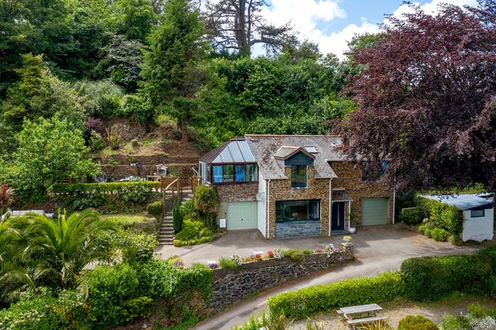 Carne Haven is a 3 bedroom, dog friendly cottage with sea views near Helford.