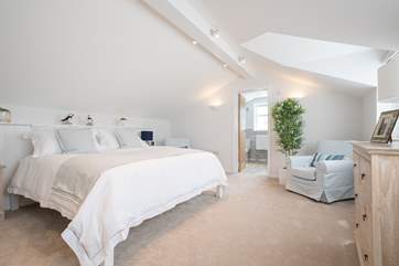 The luxury main bedroom has an en suite bathroom with separate shower cubicle.