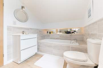 En suite to the main bedroom with bath...