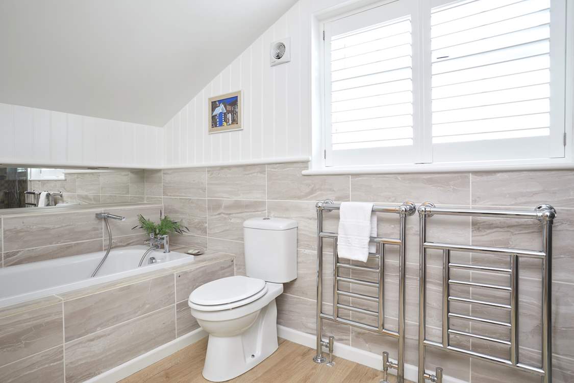 The large en suite bathroom.