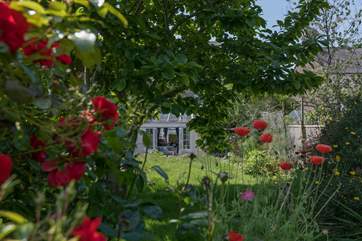 Beautiful well-maintained garden and enclosed too!