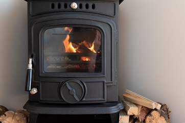The warming wood-burner ensures cosiness whatever the weather.
