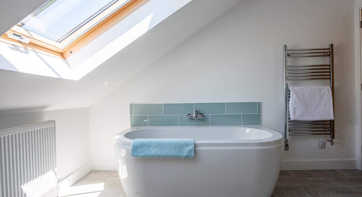 Relax in and enjoy this gorgeous bath!