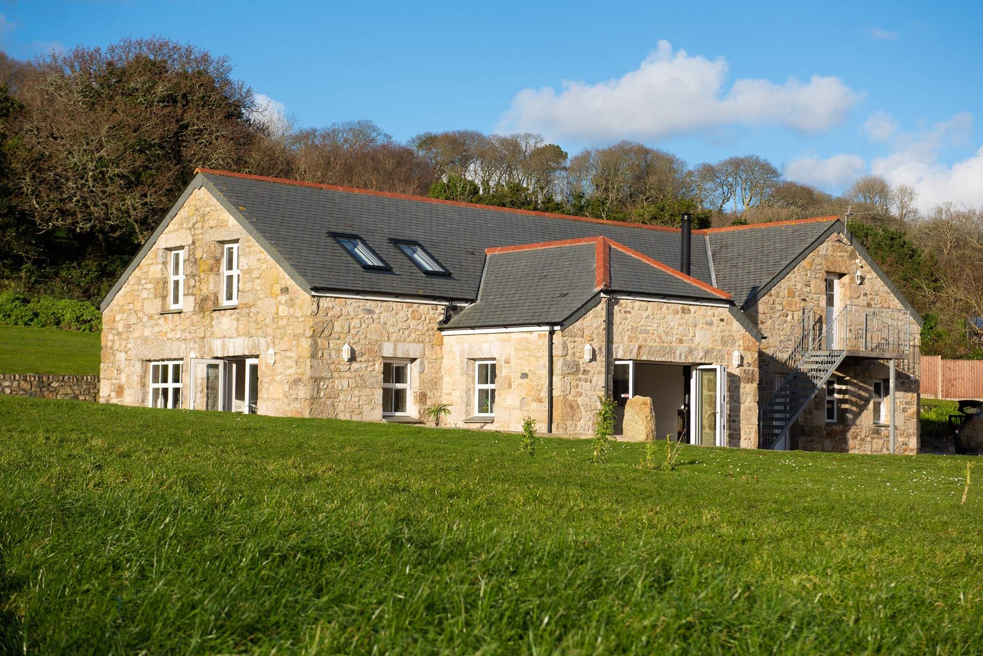 Nestled into the beautiful Cornish countryside, this cottage is impeccably presented.