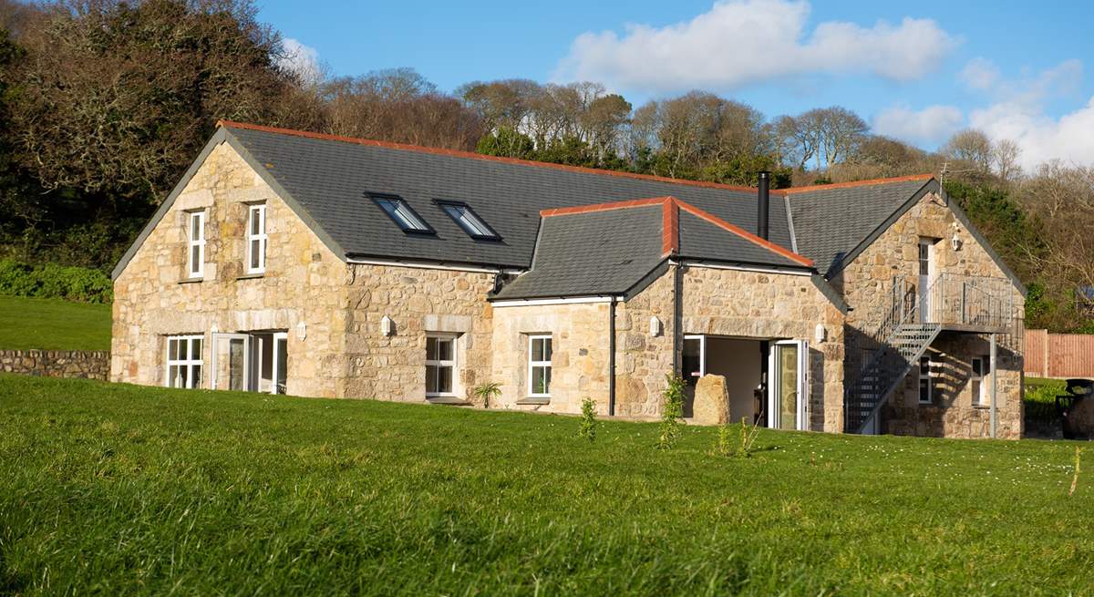 Nestled into the beautiful Cornish countryside, this cottage is impeccably presented.