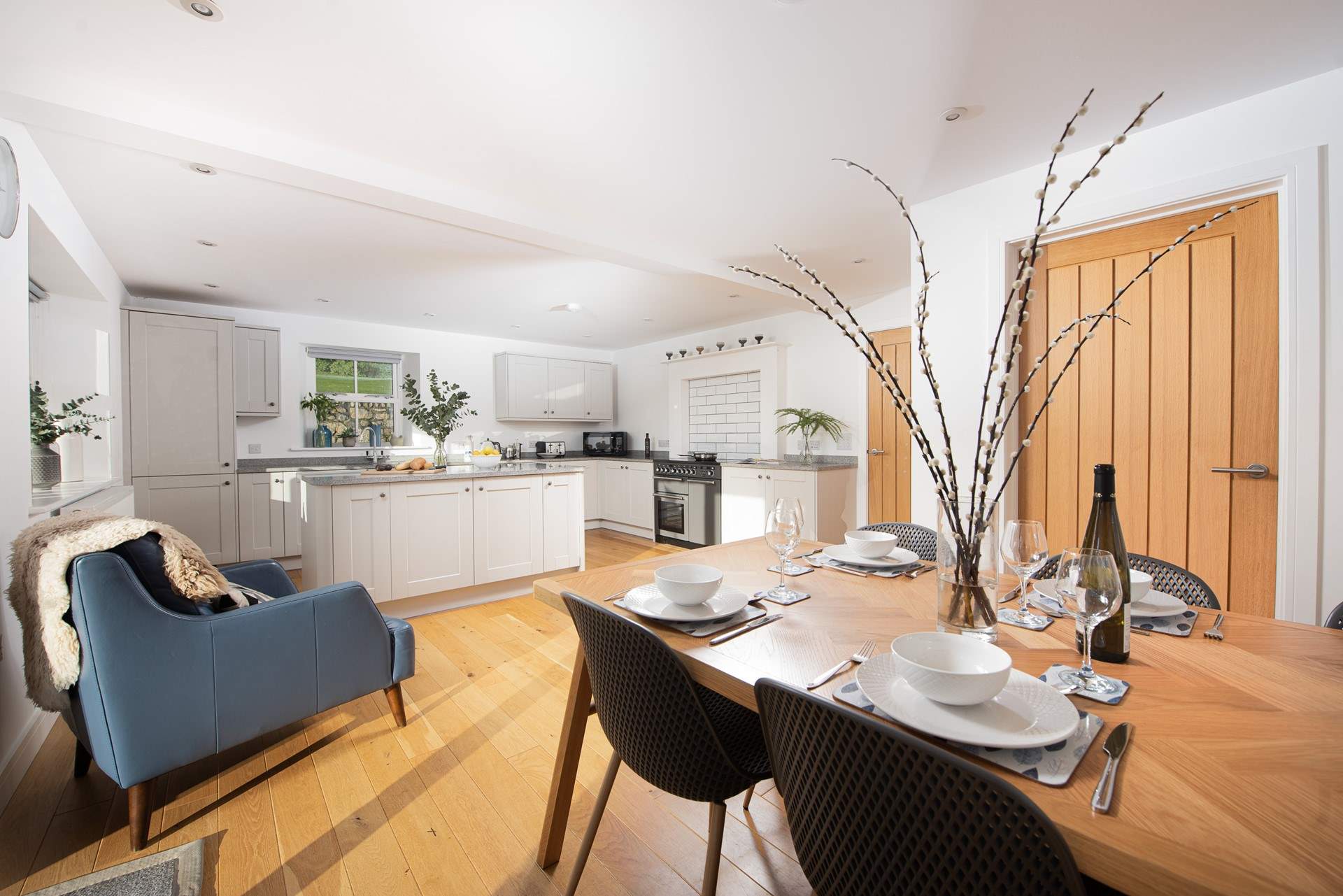 The open plan kitchen and dining space.