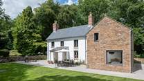 Owlacombe Bridge Cottage is a fabulous house nestled in superb surroundings.