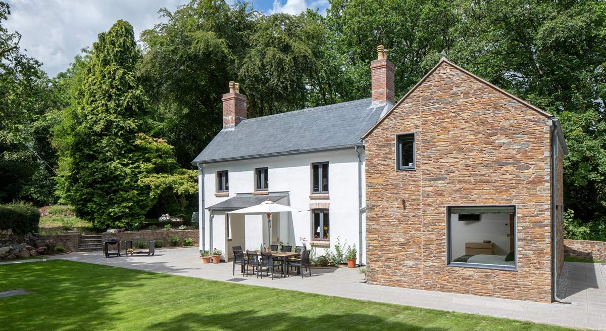 Owlacombe Bridge Cottage is a fabulous house nestled in superb surroundings.