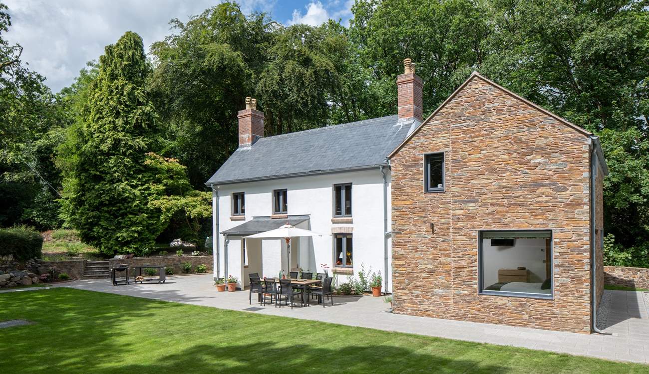 Owlacombe Bridge Cottage is a fabulous house nestled in superb surroundings.