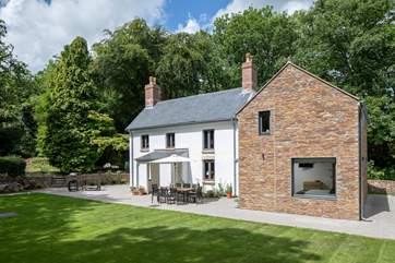 Owlacombe Bridge Cottage is a fabulous house nestled in superb surroundings.