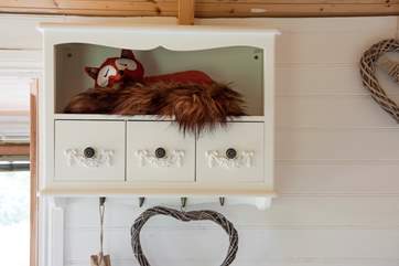 Foxy Shepherd's Hut wouldn't be complete without a fox detail! It's named so as foxes track through the orchard to the woodland.