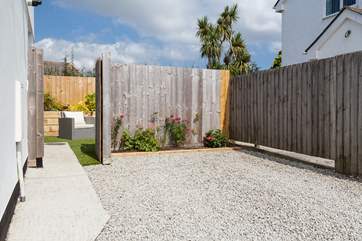 The parking space can be accessed via the garden.