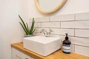 Even the wash-basin is gorgeous.