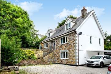 Welcome to Cherry Moon. A wonderful spacious house with lots of parking - a real bonus in Boscastle