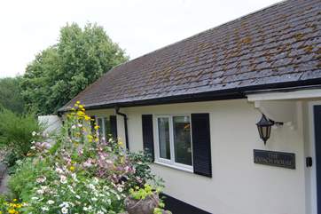 This single-storey cottage is exceptional high quality, with plenty of private parking, a terrace and extensive gardens.