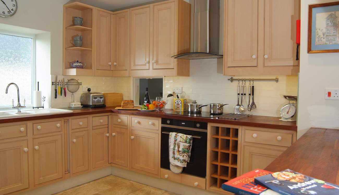 There is a high quality fitted kitchen.