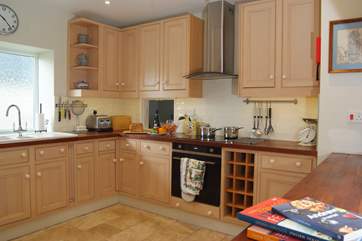 There is a high quality fitted kitchen.