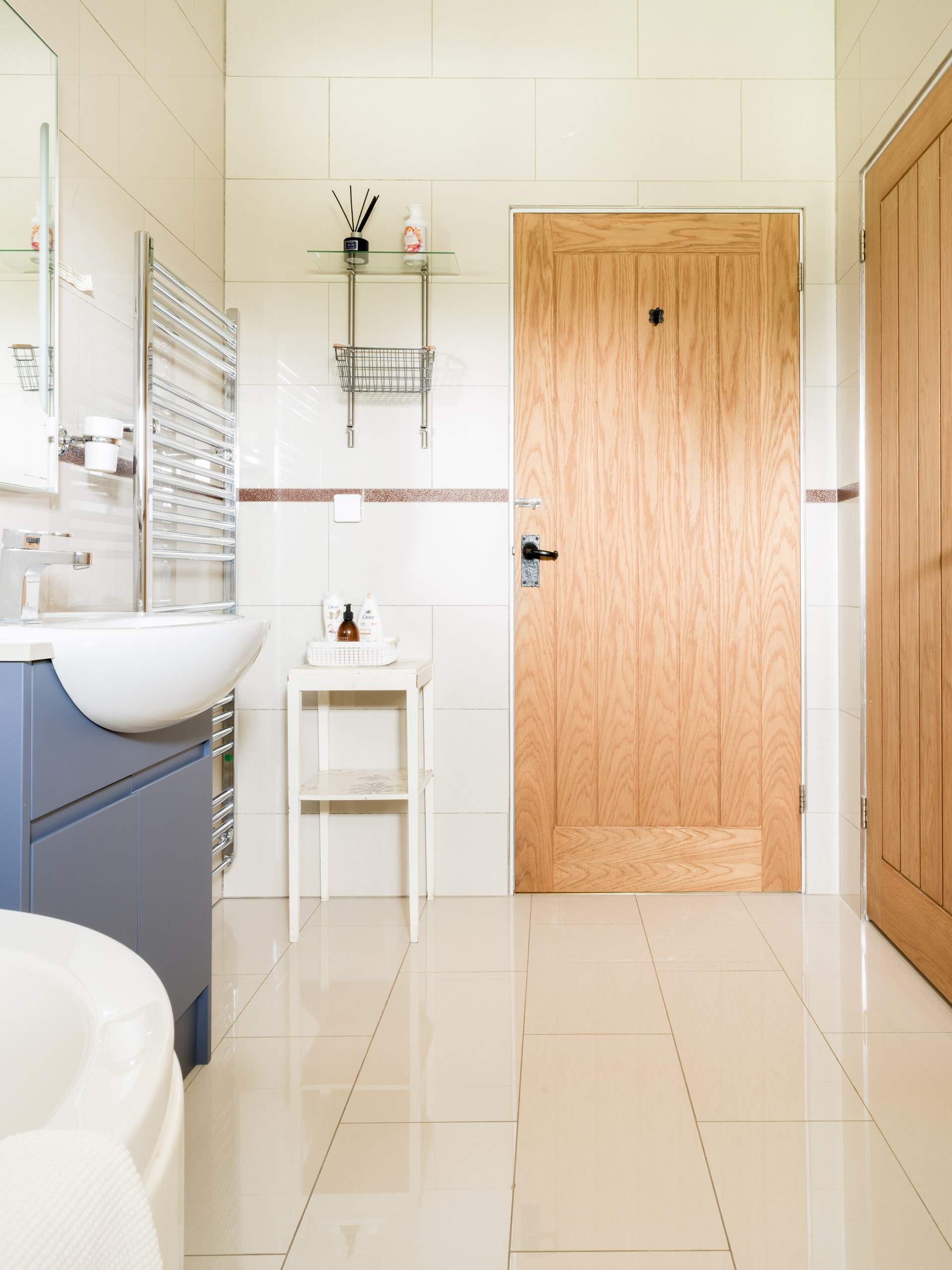 Lots of natural light in the bathroom