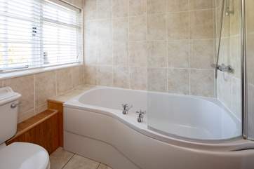 The family bathroom on the first floor is equipped with this spacious tub.