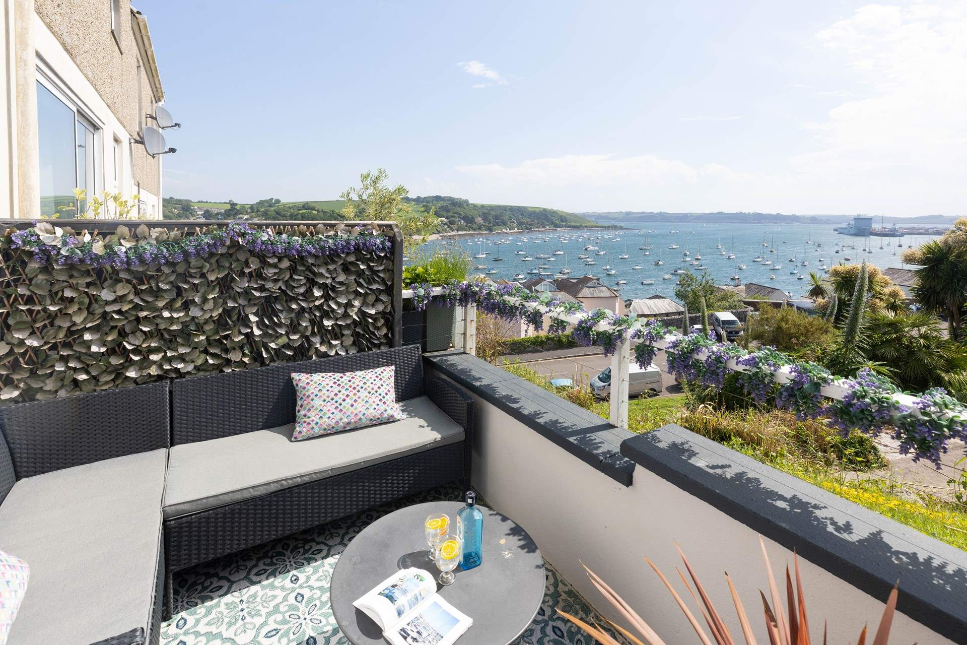 Step down into the patio which is bathed in morning sunshine and sea views. 