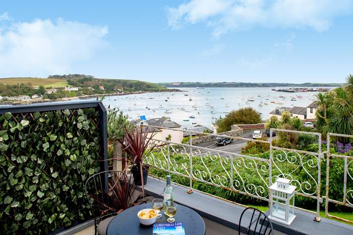 Jacketts Cottage is a 2 bedroom, dog friendly cottage with sea views near Falmouth.