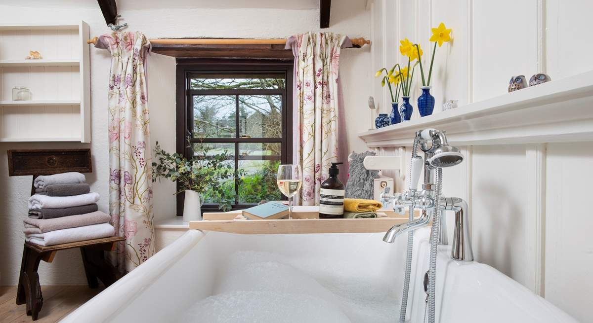 Long afternoons here amongst the bubbles - Mount Wise Farmhouse even provides the bubble bath!