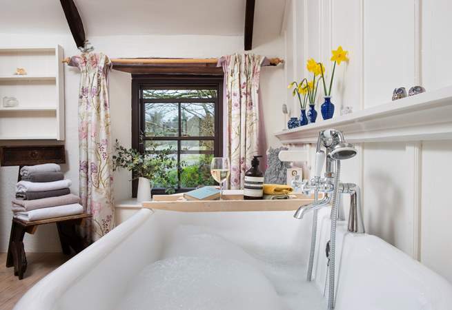 Long afternoons here amongst the bubbles - Mount Wise Farmhouse even provides the bubble bath!
