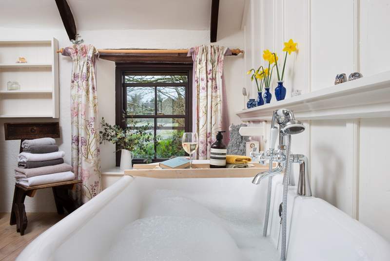 Long afternoons here amongst the bubbles - Mount Wise Farmhouse even provides the bubble bath!