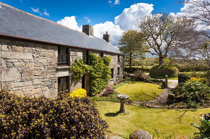 Mount Wise Farmhouse is a 3 bedroom, dog friendly holiday cottage near Falmouth, West Cornwall.