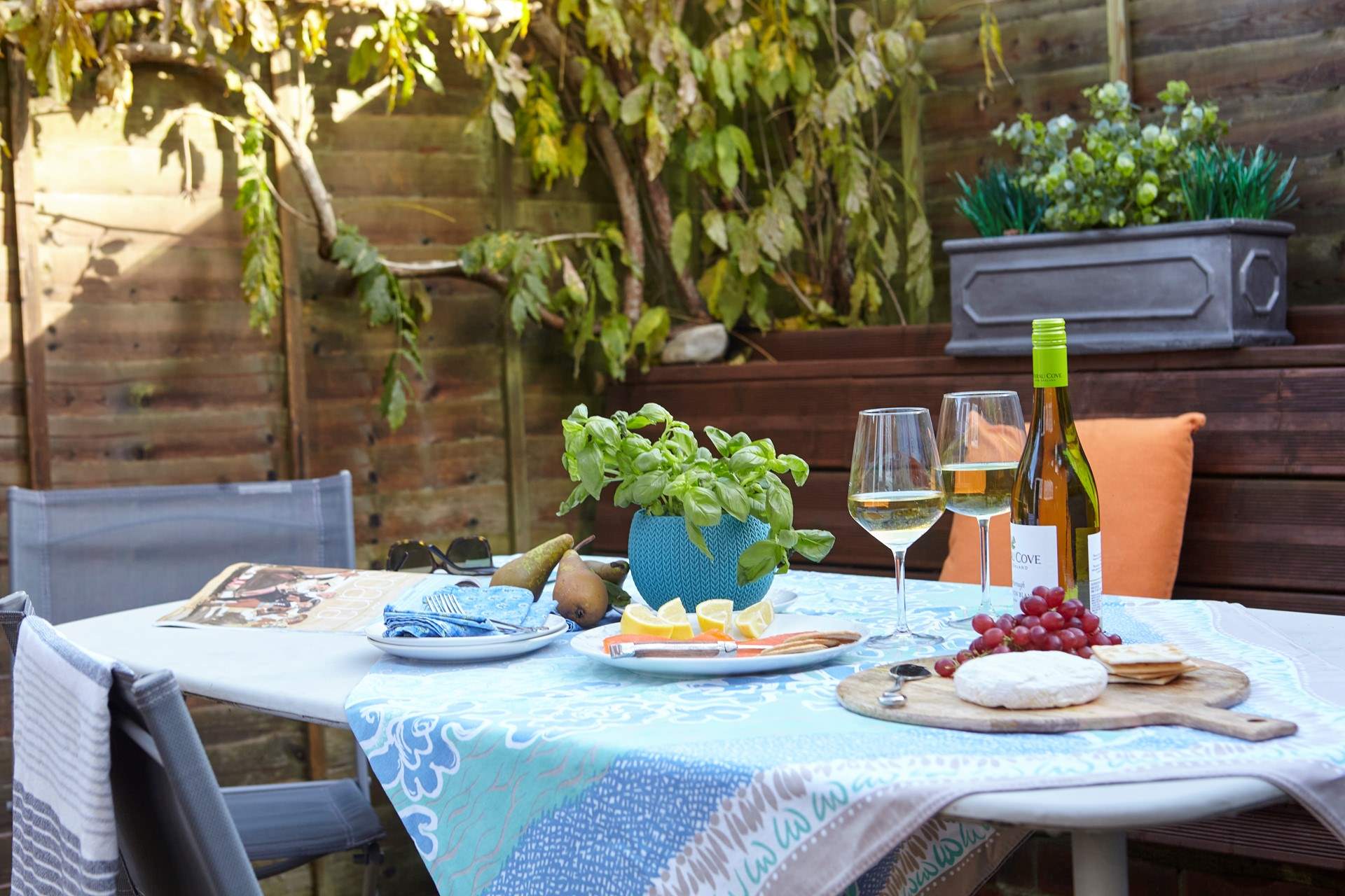 Al fresco dining at Pebbles.