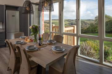 Now this is what I can dining in style. What a view to complement any meal.