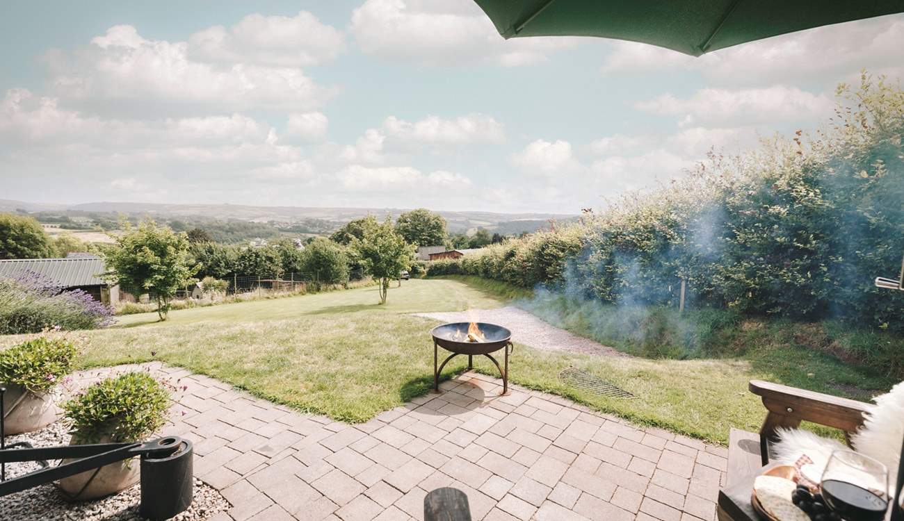 Light the fire pit and enjoy cooking alfresco! 