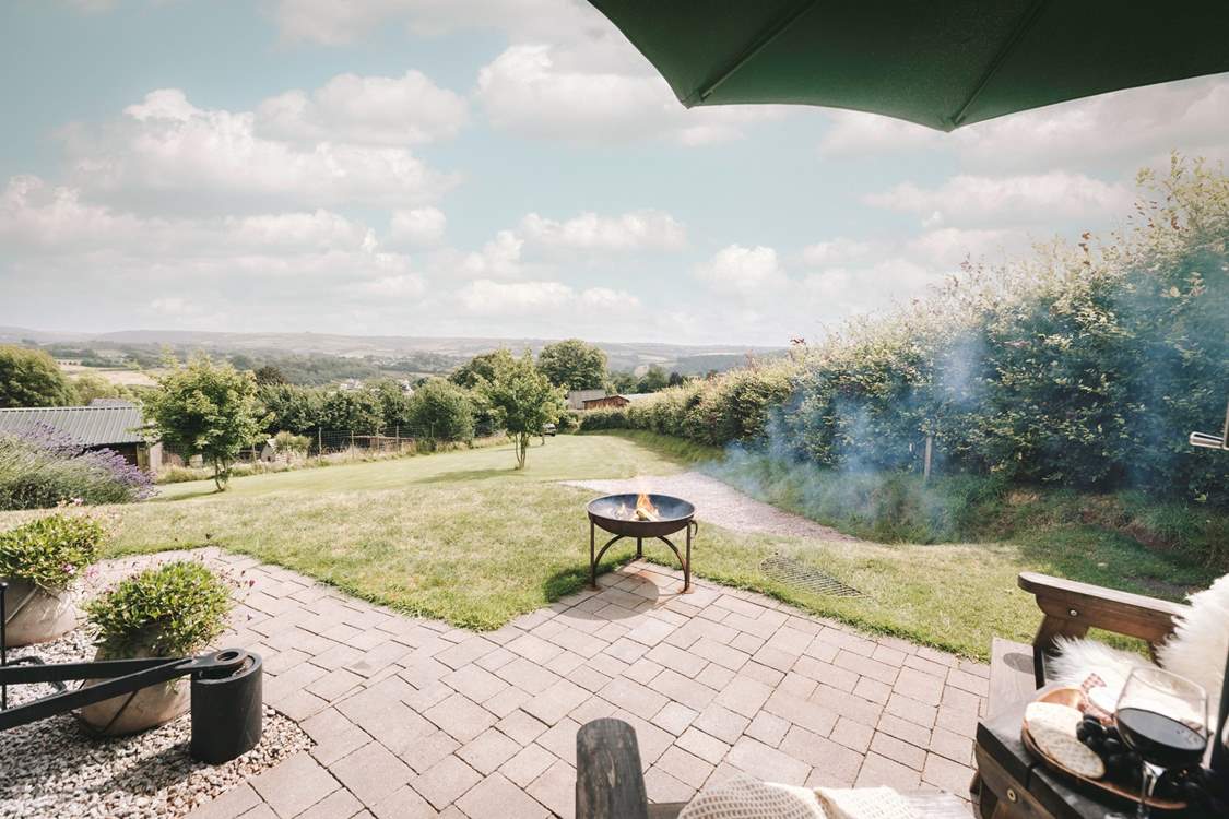 Light the fire pit and enjoy cooking alfresco!