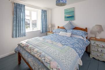 This bedroom embraces colour and comfort.