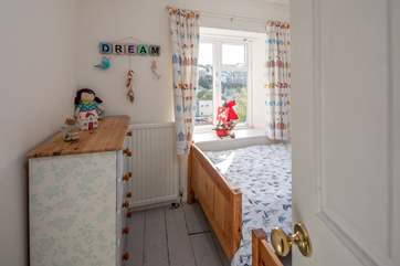Even the twin room is equipped with good storage space in the form of drawers.