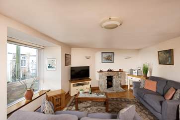 Light and airy, the sun floods into this comfortable room.