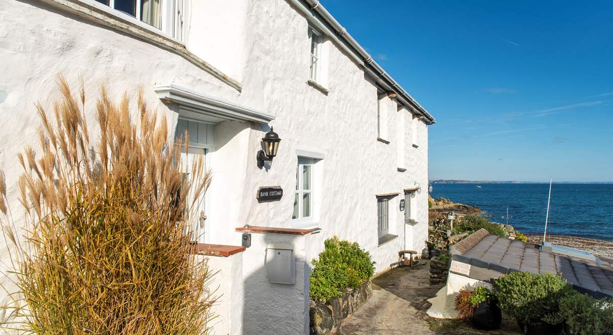 Bank Cottage overlooks Porthallow beach. 