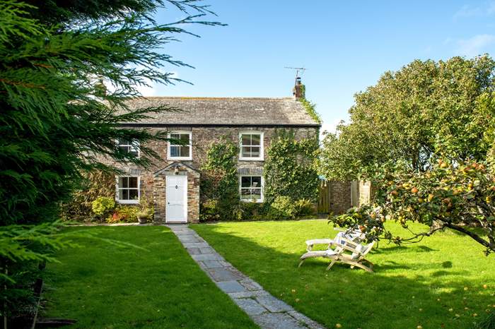 Cheswardine is a 4 bedroom, dog friendly cottage with sea views near Port Isaac.