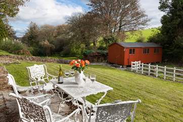 The perfect setting for an alfresco glass of wine before dinner.