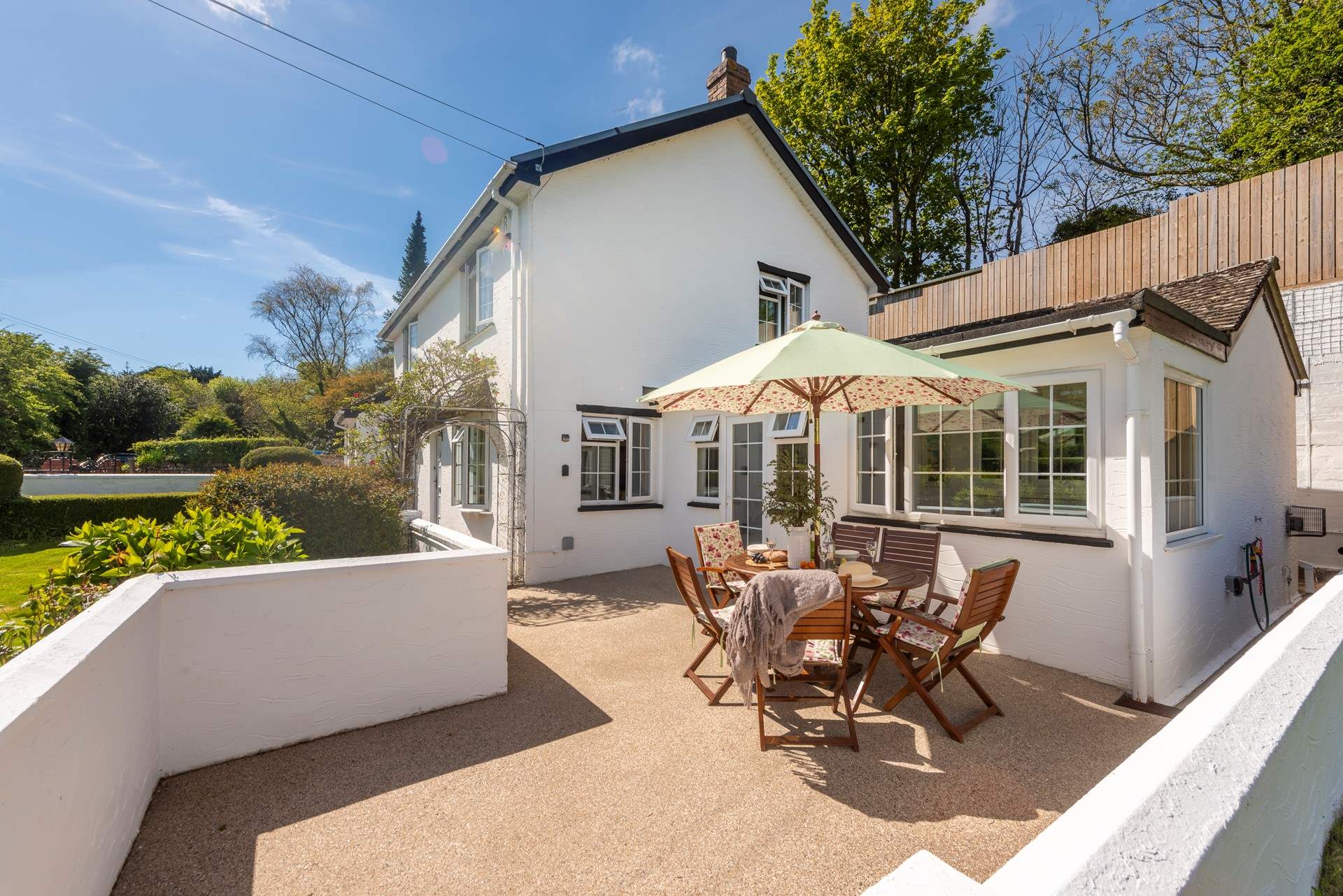 Enjoy long relaxing lunches at this suntrap. 