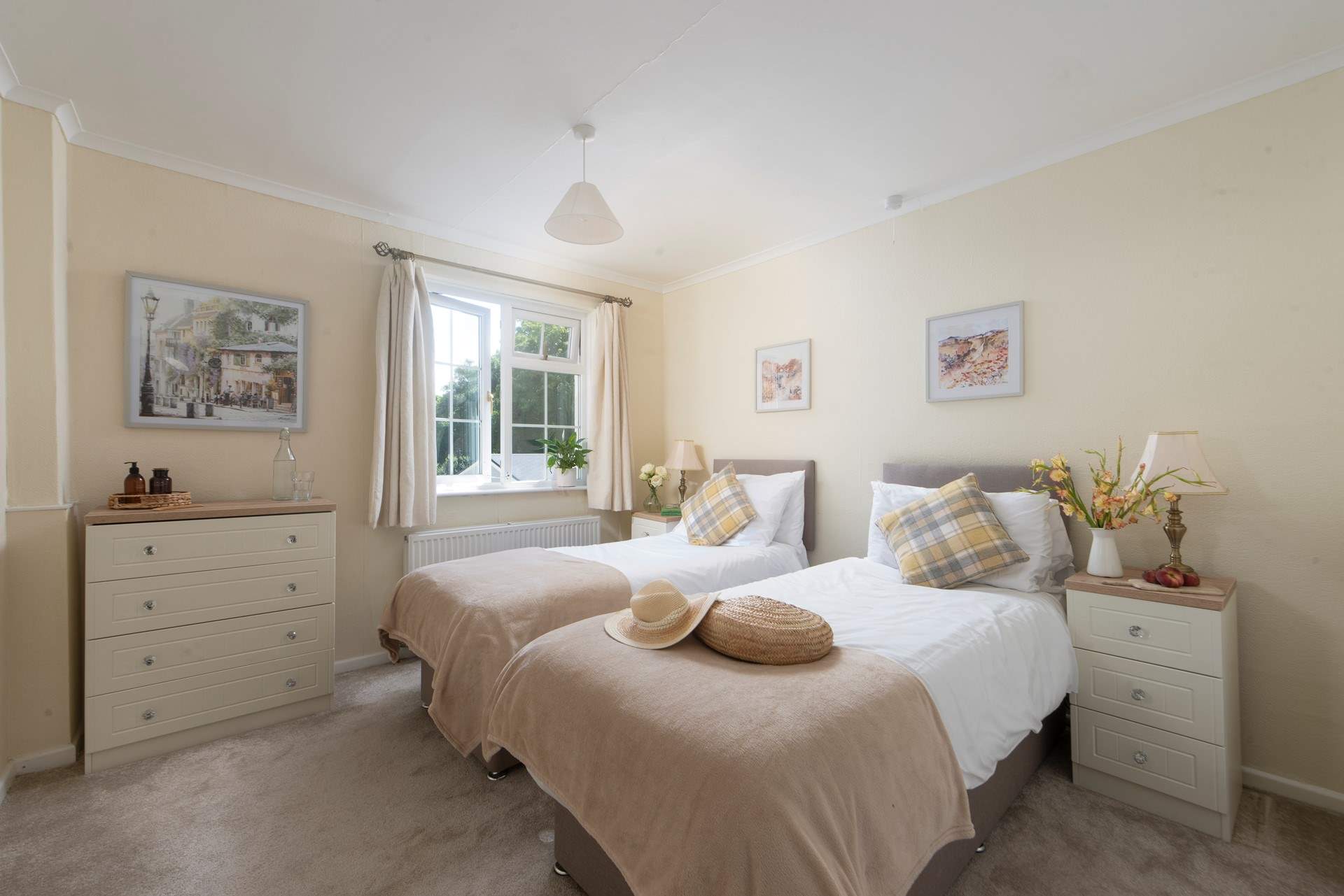 Bedroom 2 can be made into 2'6