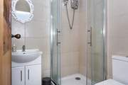 The en suite shower-room.