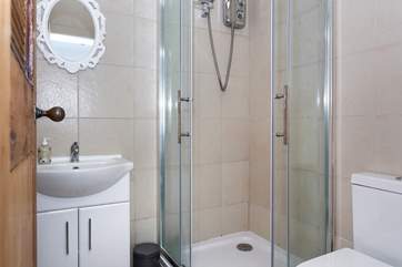 The en suite shower-room.
