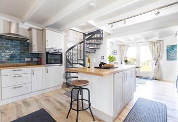 The spacious kitchen-area is ideal for preparing a special treat.