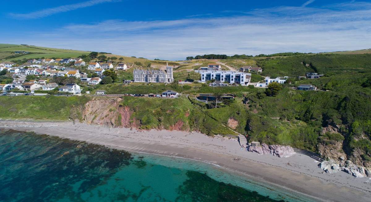 Sandpiper sits in a terrace of five stunning beach houses in the coastal hamlet of Portwrinkle.