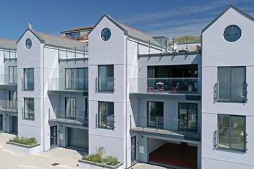 Sandpiper sits in a terrace of five coastal retreats.